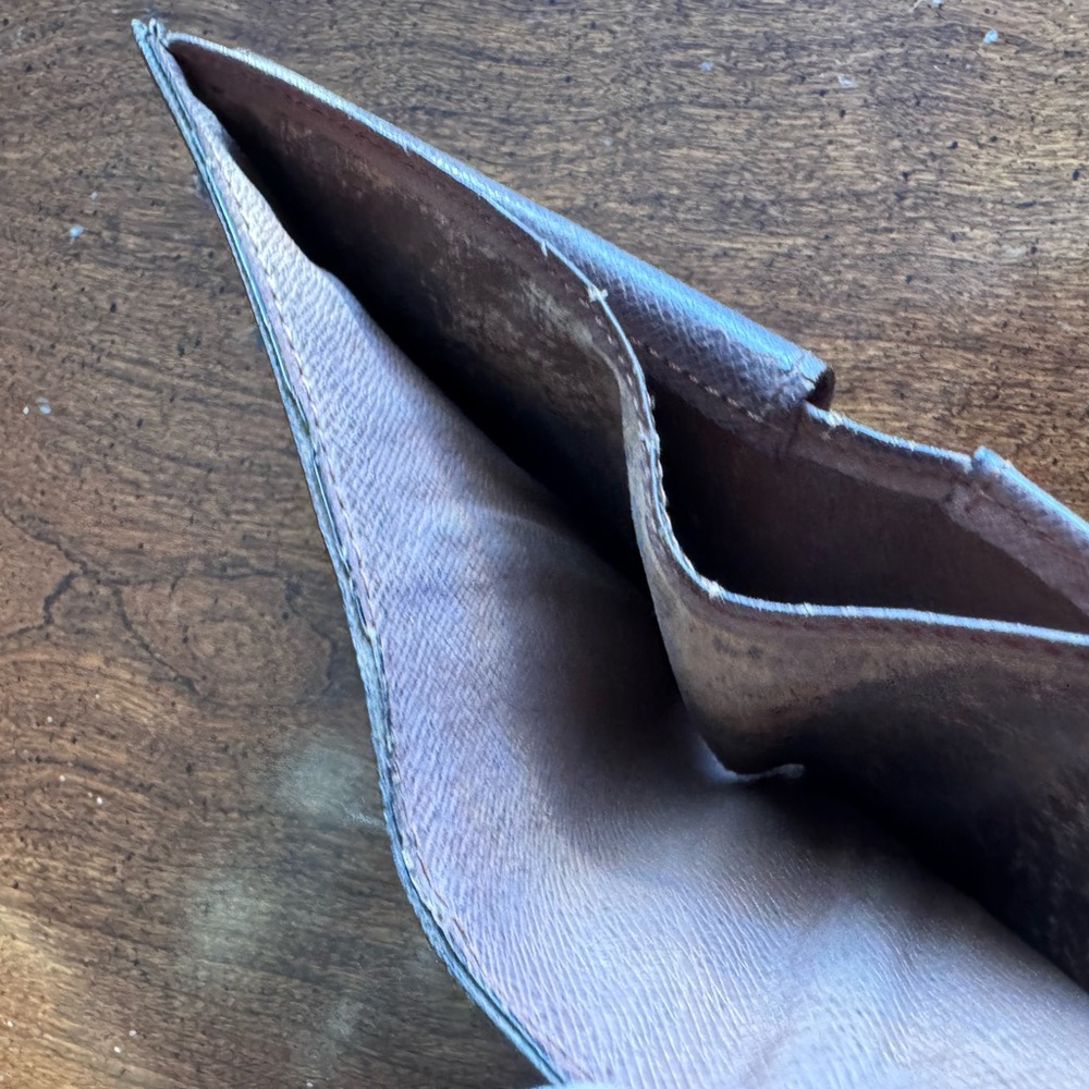 LV Wallet - Picture 9 of 13